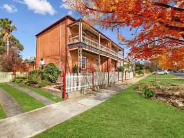 GENEROUS LIGHT FILLED VICTORIAN TERRACE Easy walking distance to Bathurst's CBD