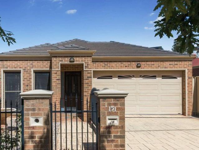 Generous Living & Great Entertaining In Great Location
