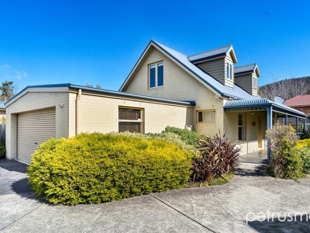 Generous living in a convenient city fringe location