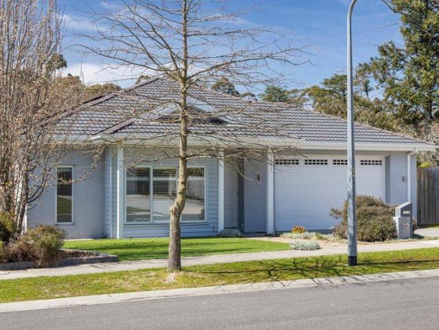 Generous Living in a Quiet Woodend Setting