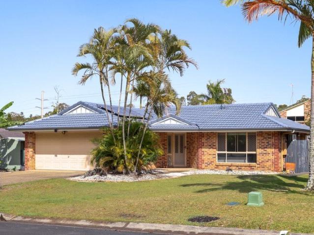 GENEROUS LIVING & POOLSIDE ENTERTAINING IN A QUIET CUL DE SAC