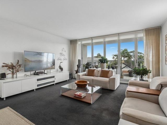 Generous modern apartment promises ultra convenient living in central locale