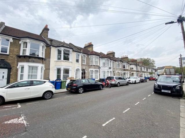 Generous period house, two bathrooms & patio garden