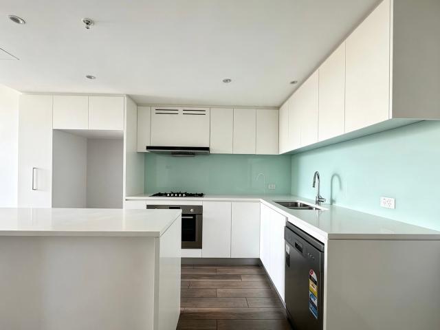 Generous Private Courtyard | Contemporary One Bedroom Living Moments from Marina Square