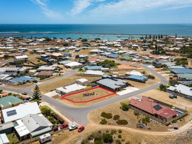 Generous sized 762m2 corner block Top Location