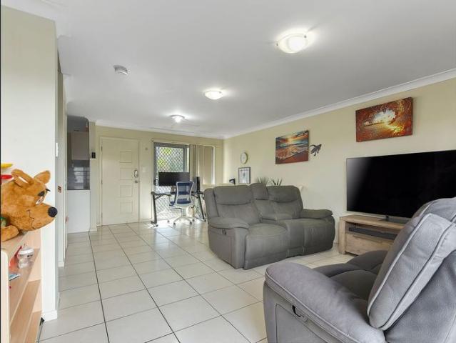 GENEROUS SIZED TOWNHOME IN CENTRAL LOCATION