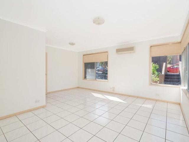 Generous Space & Convenient Location Walk to Westfield Garden City