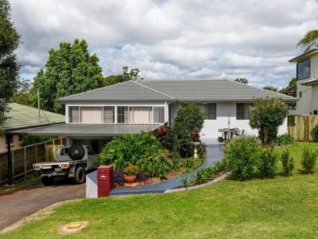 Two living areas, Generous Space & Flexible Living in a Quiet Mount Lofty Position