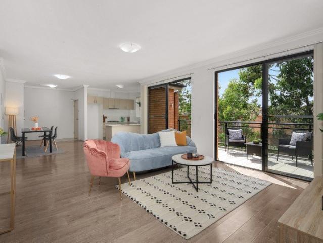 GENEROUSLY PROPORTIONED TOP FLOOR APARTMENT IN QUIET CUL DE SAC SETTING