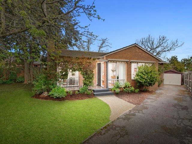 Generously proportioned with a beautiful garden retreat!
