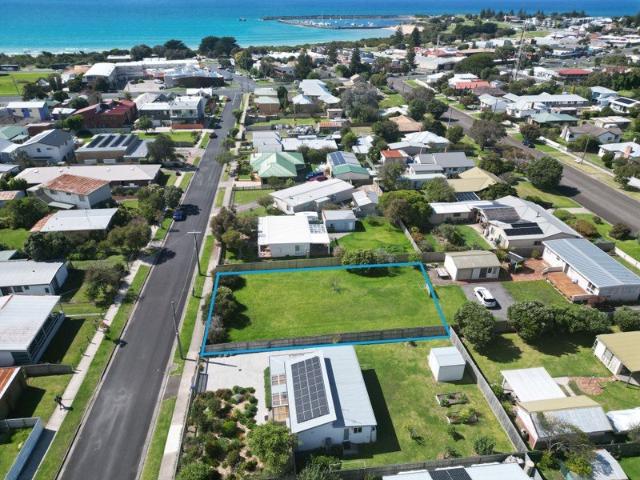 GENEROUSLY PROPORTIONED BLOCK IN THE HEART OF APOLLO BAY