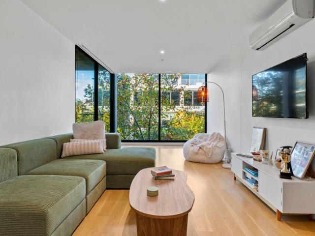 Generously sized One Bedroom Residence in the Heart of Hawthorn