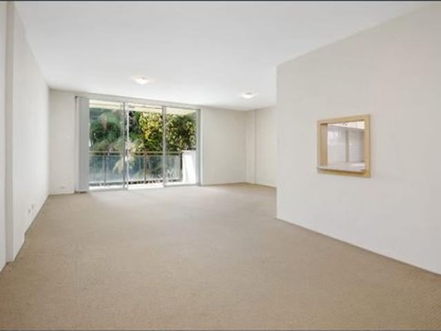 Generously Sized Apartment with Unbeatable Convenience