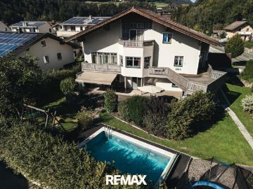Generationentraum privates Mehrparteienhaus mit Pool