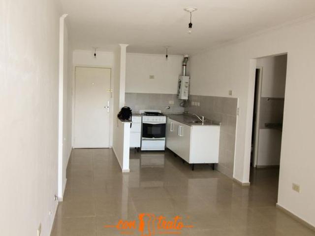 Dpto. 1 dormitorio amplio tercer piso EXTERNO con balcón Bº General paz