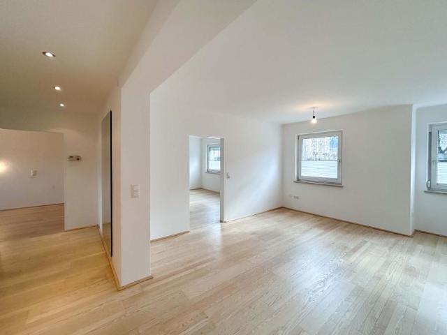 Generalsanierte 3 Zimmer Wohnung mit schönem Grünblick, Balkon und Garage