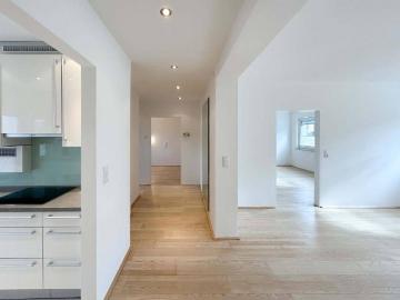 Generalsanierte 3 Zimmer Wohnung mit schönem Grünblick, Balkon und Garage