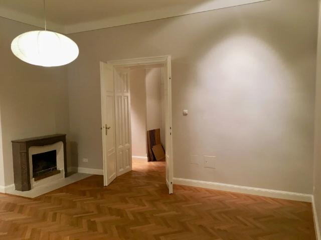 Generalsanierte Altbauwohnung, luxuriös ausgestattet!