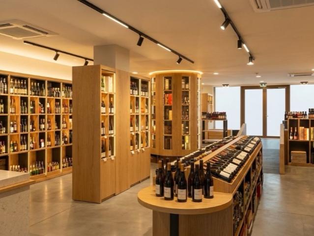 GENF: VOLL AUSGESTATTETER WEIN UND SPIRITUOSENKELLER WIRD ÜBERNOMMEN