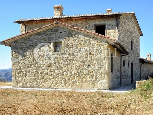 Casale in pietra da completare con vista panoramica a Città. 286m² Città di Castello