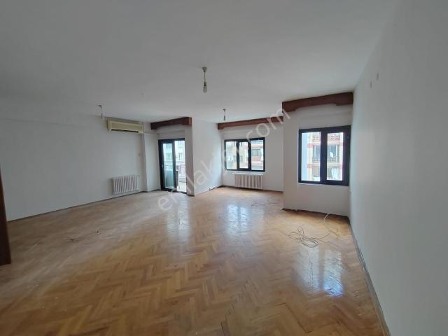 Çaybaşı Caddesi Üzerin'de Geniş, Kullanışlı 4+1 Kiralık Daire