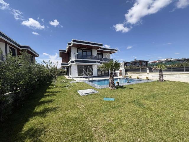 Geniş Ailelere Özel! Selimpaşa Ortaköyde Havuzlu 10+2 Villa