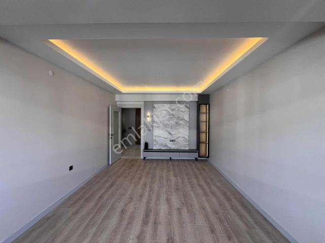 Geniş/bağımsız Mutfaklı/kapalı Otoparklı/önü Açık/lüx 2+1