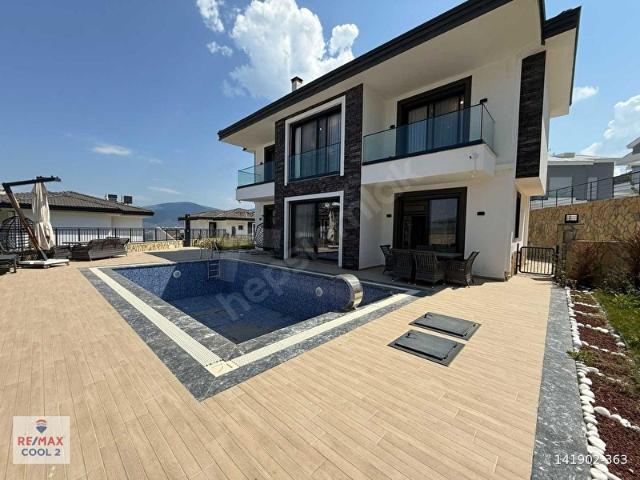GENIŞ BAHÇELI, ÖZEL HAVUZLU 4+1 PREMIUM VILLA !