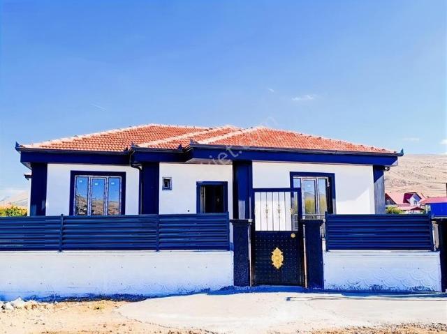 Geniş Bahçeli Yola Sıfır Müstakil Yayla Evi