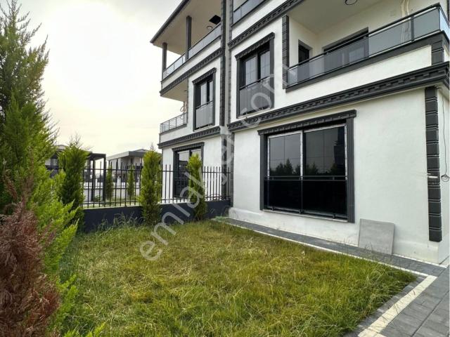 Geniş Peysaj Kullanım Alanlı Triplex Konforlu Eşsiz İşcilikli Villa