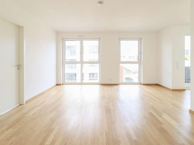 Genießen Sie modernes Wohnambiente: lichtdurchflutete Räume, neue Küche & Balkon zum Entspannen