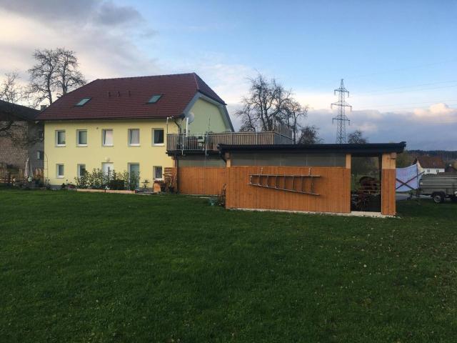 Genießen Sie den Sonnenuntergang auf der großzügigen Terrasse