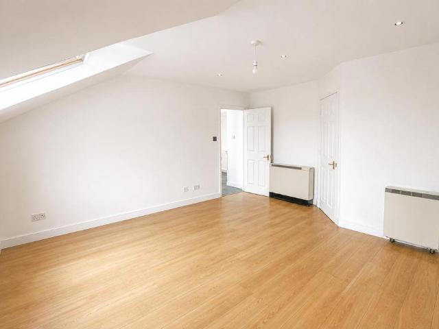 Genotin Road, Enfield, Middlesex, EN1 1 bed flat to rent £1,400 pcm £323 pw
