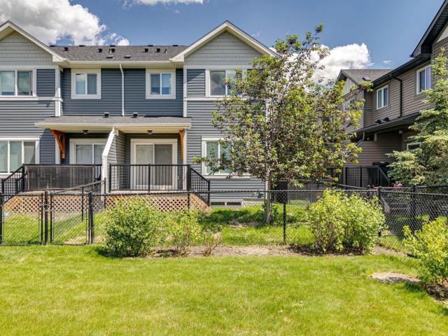 Georgetown, Airdrie Beautiful 3 bedroom 2,5 bathroom townhouse, with patio and basement, Apartment for Rent