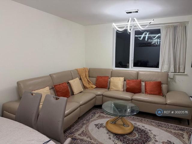 George Court, Hayes, UB3 2 bed flat to rent £2,399 pcm £554 pw