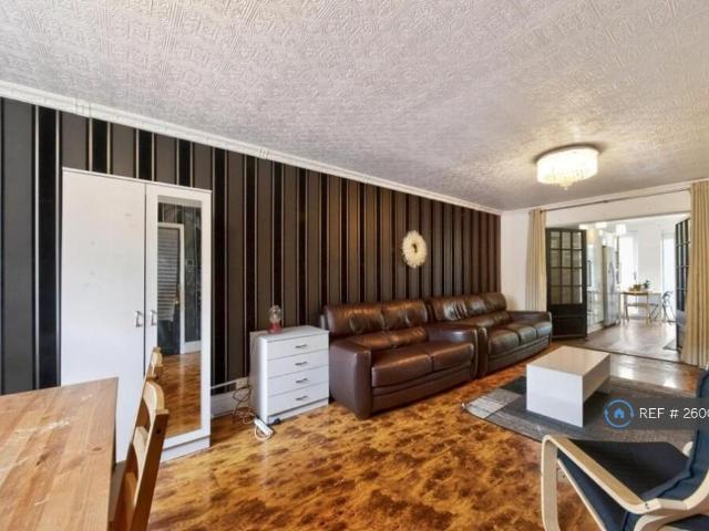 George Crescent, London, N10 7 bed semi detached house to rent £4,260 pcm £983 pw