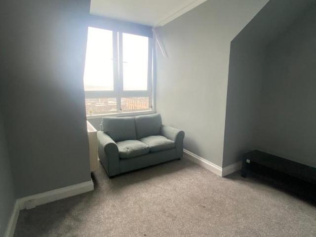George Square, Central, Greenock, PA15 2 bed flat to rent £575 pcm £133 pw