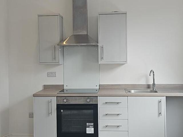 2 bedroom flat for rent in George Street, Milnsbridge, Huddersfield, Kirklees, HD3