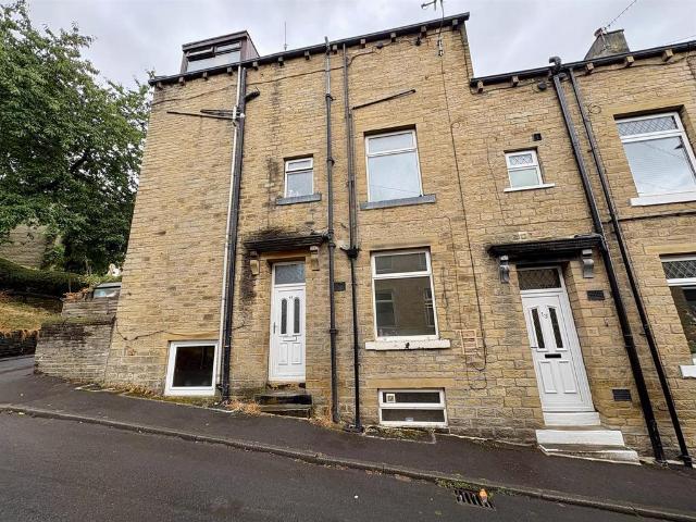 George Street, Greetland 3 bed terraced house to rent £725 pcm £167 pw