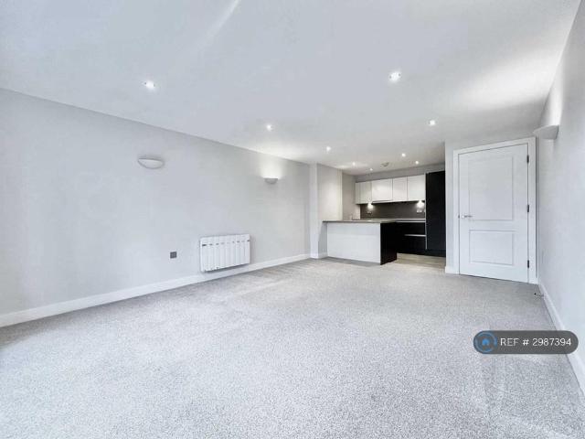 George Street, Prestwich, Manchester. 2 bed flat to rent £1,075 pcm £248 pw