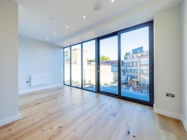 George Street, Richmond TW9, 1 bed flat to rent, £2,400 pcm | PrimeLocation