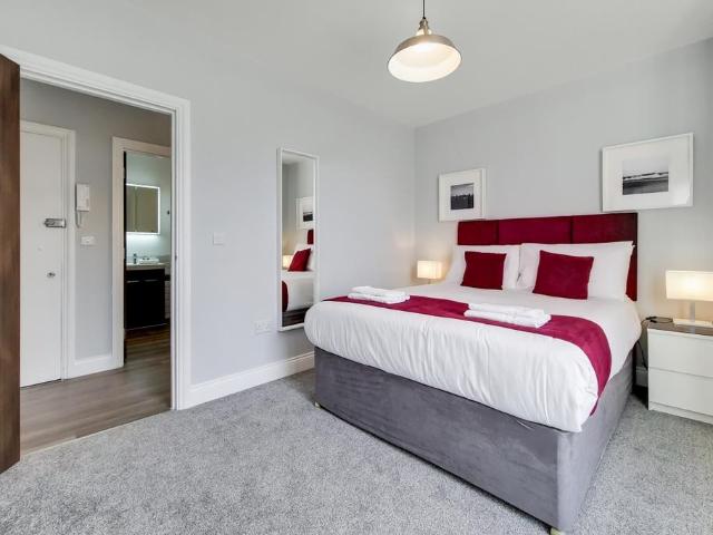 George Street Richmond TW9 2 bed apartment to rent £8,103 pcm £1,870 pw