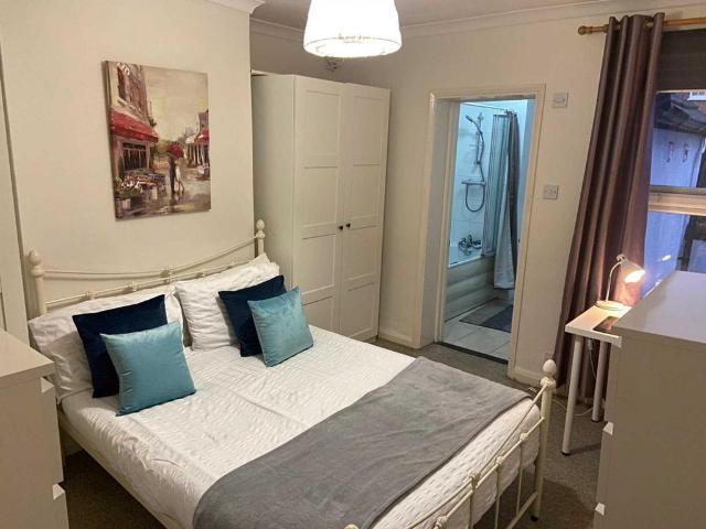George Road, Guildford GU1 1 bed in a house share to rent £1,295 pcm £299 pw