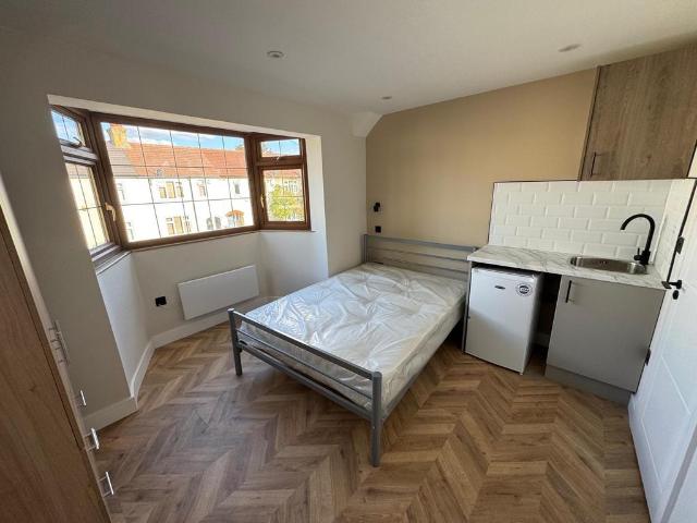 George Road, New Malden KT3 1 bed house of multiple occupation to rent £1,200 pcm £277 pw