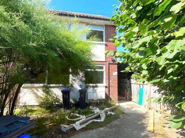 Georgia Avenue, Worthing BN14, 2 bed flat to rent, £1,325 pcm | PrimeLocation
