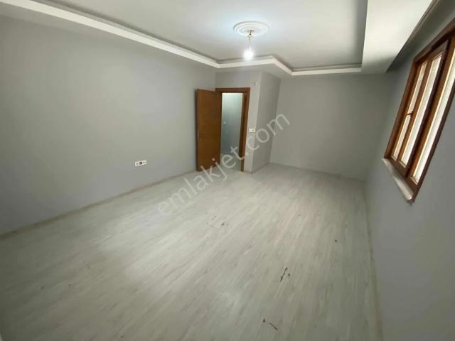 Gebze Barış Mah Satılık Kapalı Otopark Üstü 2+1 | 6 Yıllık Daire