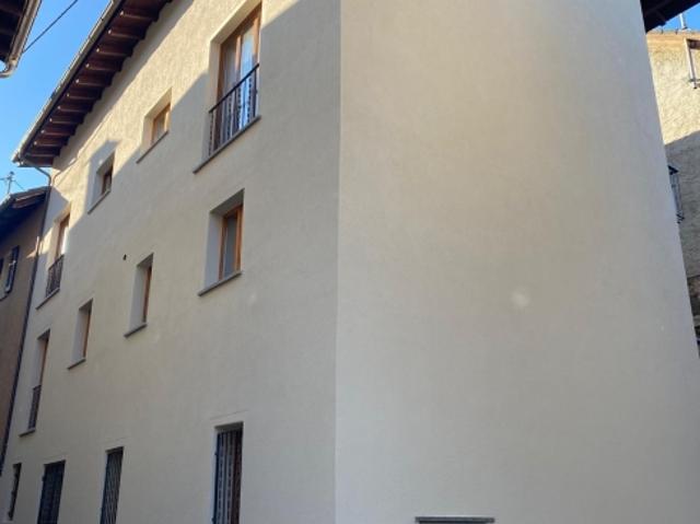 Gebäude mit 4 Wohneinheiten im Zentrum von Losone/ Vendesi palazzina di 4 unità immobiliari nel nucleo di Losone