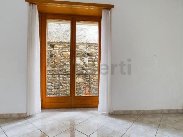 Gebäude mit 4 Wohneinheiten im Zentrum von Losone Vendesi palazzina di 4 unità immobiliari nel nucleo di Losone