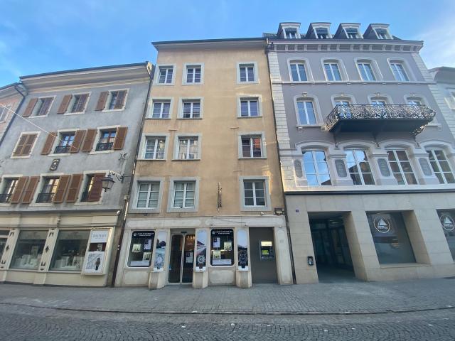 Gebäude mit 8 Wohnungen und 2 Geschäften und Aufzug