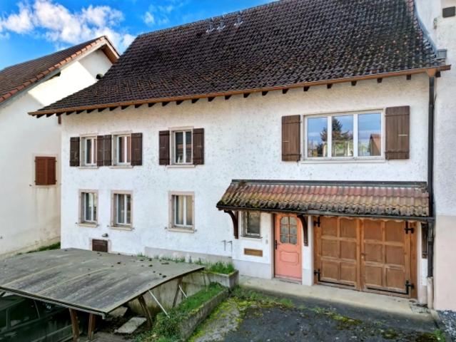 Gebäude mit 2 Wohnungen, großem Garten und Dachboden in Vendlincourt